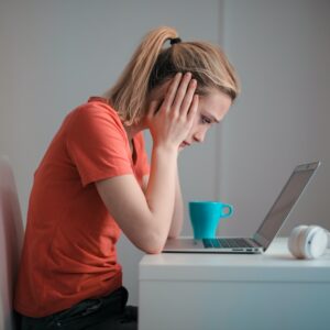 upset woman at laptop