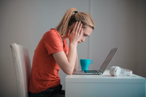 upset woman at laptop